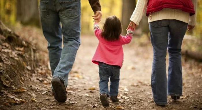 
    Plimbările sunt foarte benefice și sunt recomandate pentru orice vârstăFoto: fetelestiu.ro  