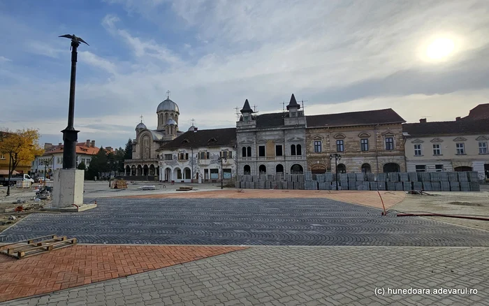 Corbul a fost amplasat din nou în Centrul istoric din Hunedoara. Foto: Daniel Guță. ADEVĂRUL