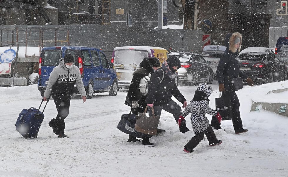 Rușii îngheață de frig, fără căldură și apă caldă. Oamenii se plâng că temperatura în apartamente a scăzut la -10°C VIDEO