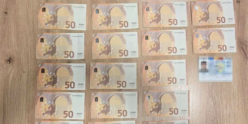 bani falsi descoperiti pe aeroportul henri coanda foto politia frontiera jpg