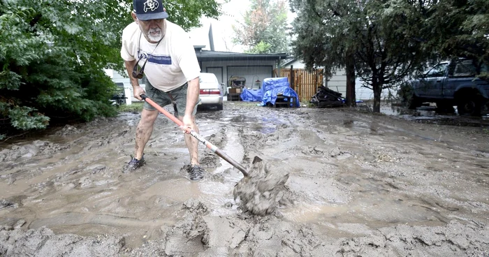 Locuitorii din Colorado se luptă cu apele şi molozul care le-au distrus cartierele. FOTO: Reuters