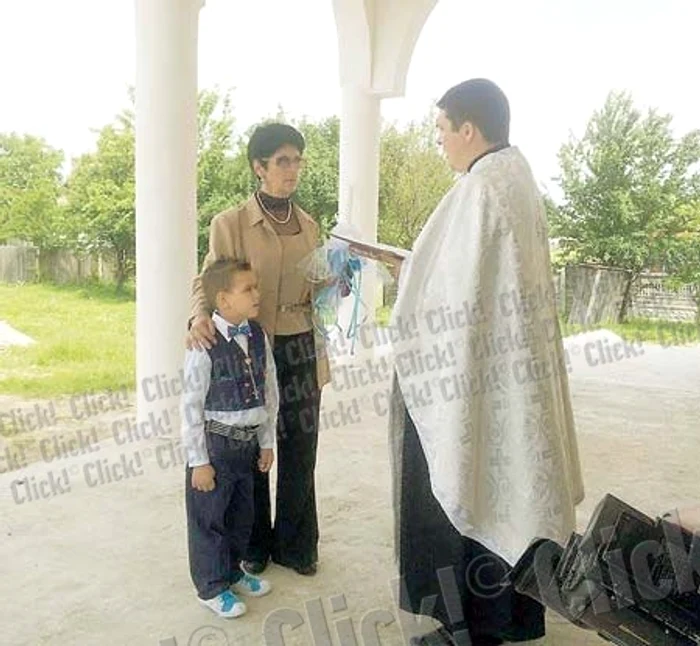 
    Gigi-Becali şi naşa sa, emoţionaţi în faţa preotului (Fotografii: Click!)  