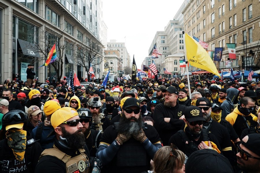 Întoarcerea extremiștilor pro-Trump. Cum se reclădește gruparea ai căror lideri au primit ani grei de închisoare după asaltul asupra Capitoliului