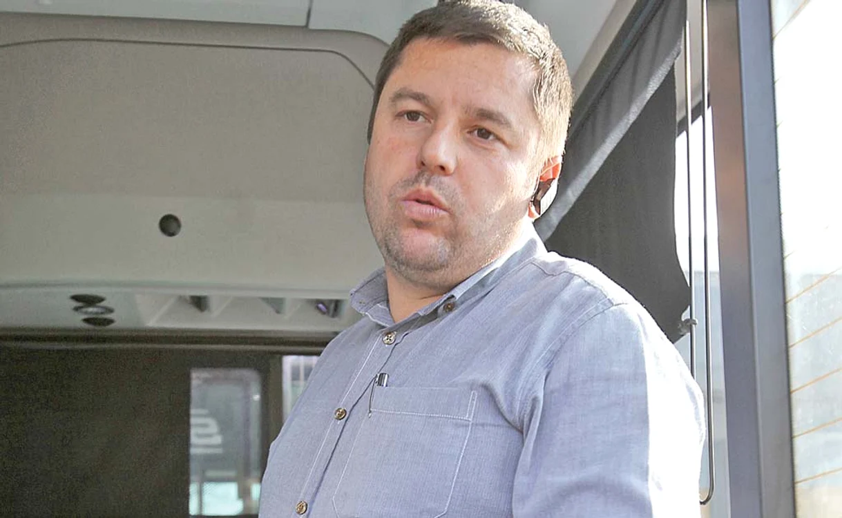 
    “Comenzile electrice fac figuri”, spune şoferul Nicuşor PerianFoto: Florin Şuler  