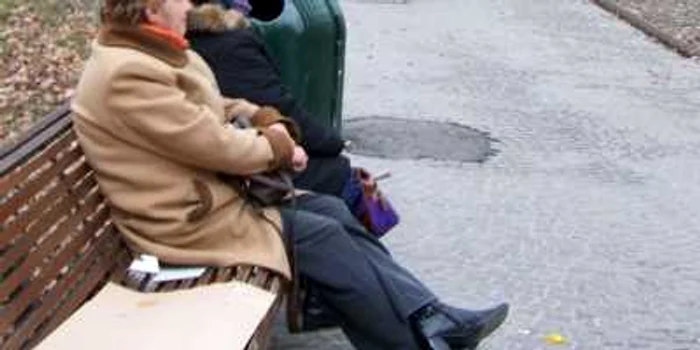 O româncă împreună cu bătrâna de care are grijă, într-unul din parcurile Romei