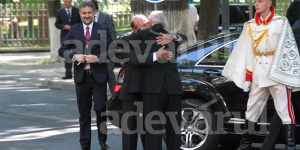 basescu imbratisare timofti