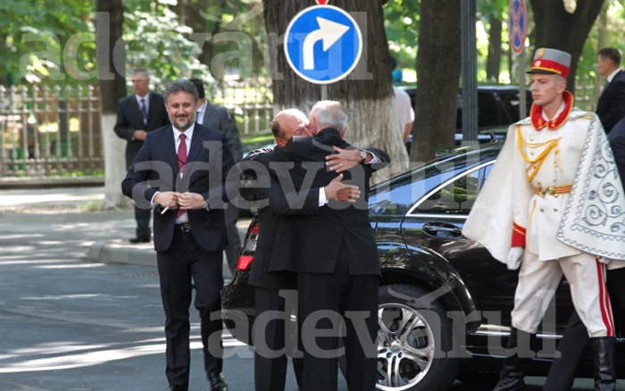 Preşedinţii Traian Băsescu şi Nicolae Timofti s-au îmbrăţişat FOTO: Tudor Iovu