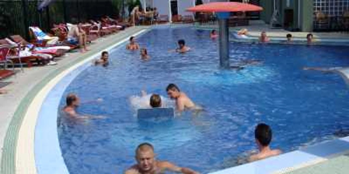 Bazinele cu apă termală de la Băile Felix sunt pline în fiecare weekend