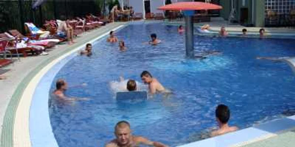 Bazinele cu apă termală de la Băile Felix sunt pline în fiecare weekend