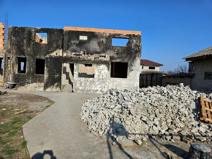 Asta a mai rămas din casa familiei Iliescu după explozia de la Crevedia, din august 2023