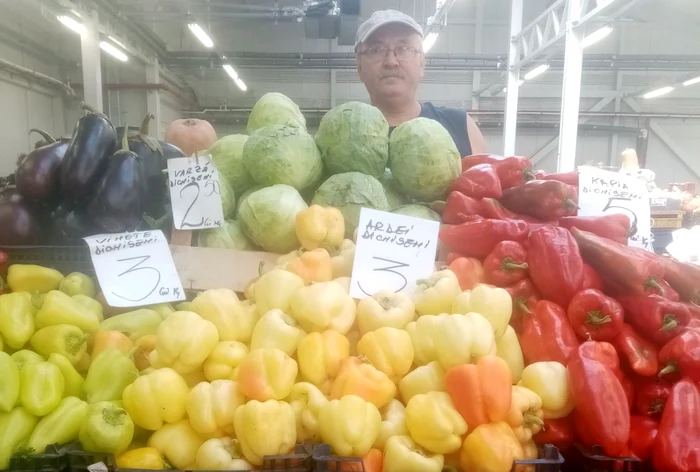 Legumele umplu tarabele, dar nu atrag clienţi FOTO I.S.