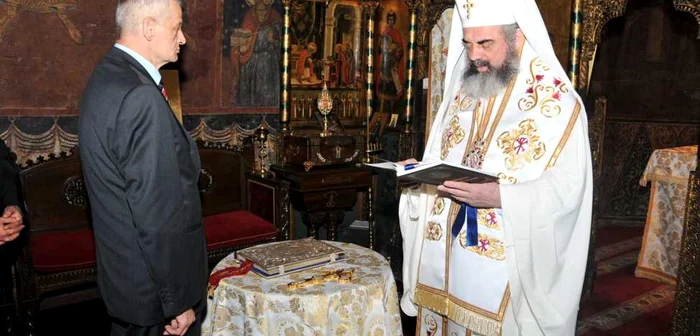Primarul general Sorin Oprescu a fost binecuvântat de Patriarhul Daniel când a câştigat alegerile în 2008. FOTO Mediafax