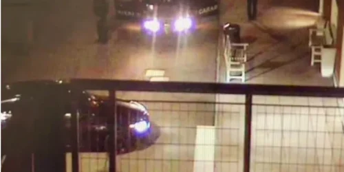 Un român înarmat cu o macetă a ameninţat mai multe persoane în parcarea uni centru comercial din Monza FOTO captură via stiridiaspora.ro