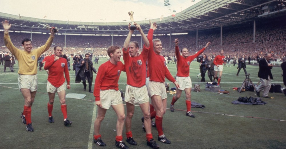 Charlton. Sir Bobby Charlton. Reperele vieții celui mare mare fotbalist britanic. În 1958, a supraviețuit unui accident aviatic