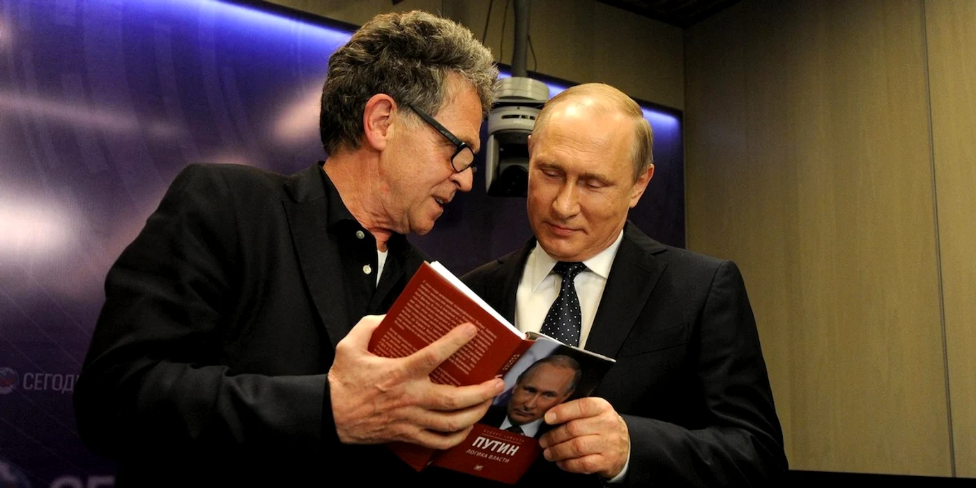Seibel (stânga) prezentându-i o carte lui Putin FOTO Michael Klimentiev/Planet Pix via Zuma Wire