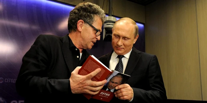Seibel (stânga) prezentându-i o carte lui Putin FOTO Michael Klimentiev/Planet Pix via Zuma Wire