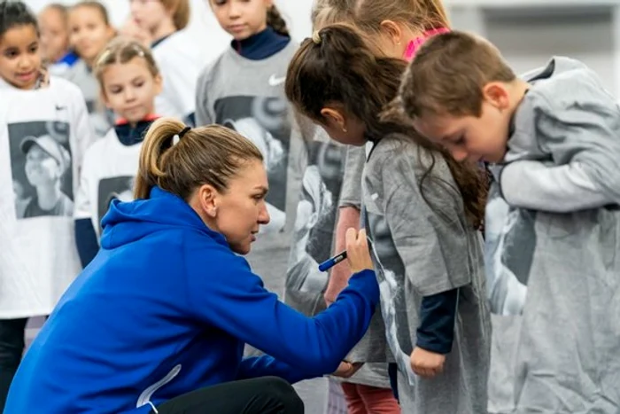 
    Simona Halep a acordat autografe chiar pe tricourile micuțilorFOTO: Fundația Olimpică Română  