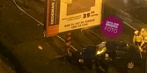 Şoferul a intrat cu maşina într-un panou publicitar
