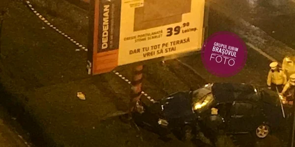 Şoferul a intrat cu maşina într-un panou publicitar