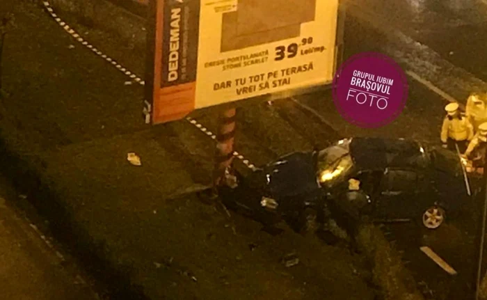 Şoferul a intrat cu maşina într-un panou publicitar. FOTOGrupul Iubim Braşovul