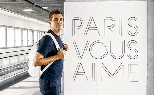 “Parisul nu înseamnă numai cozi interminabile la Muzeul Louvre, alba-neagra la poalele Eiffel-ului, sau cete de turişti care aşteaptă să intre în Catedrala Notre-Dame. Parisul e elegant, rafinat, ticsit de locuri bune unde poţi mânca, unde poţi sta