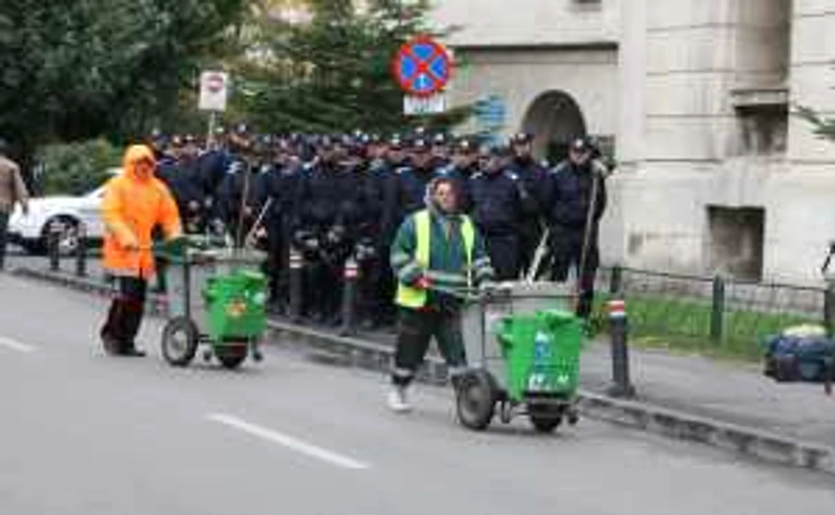 Jandarmii, poliţiştii şi angajaţii de la Salubritate, în stradă. FOTO: ADEVĂRUL