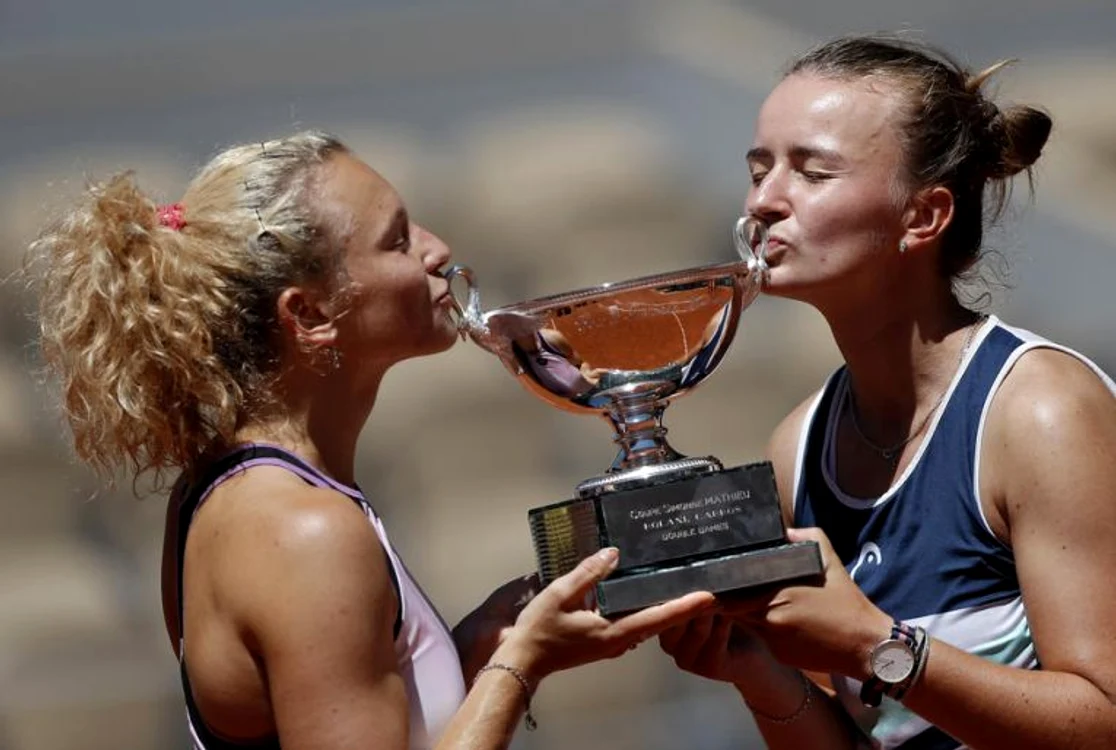 
    Barbora Krejcikova a cucerit și titlul de dublu la Roland GarrosFOTO: EPA  