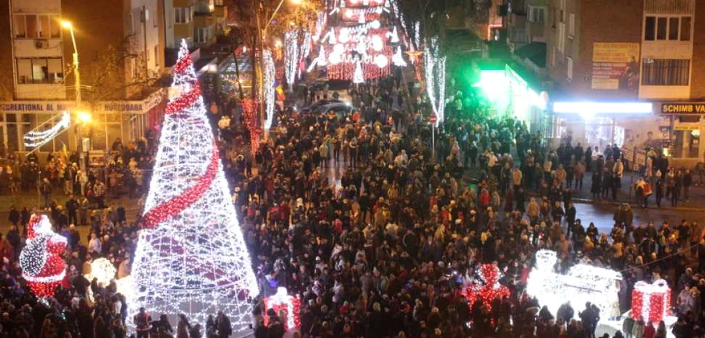 Hunedoara a aprins luminile de sărbători. FOTO: Daniel Guţă. ADEVĂRUL.