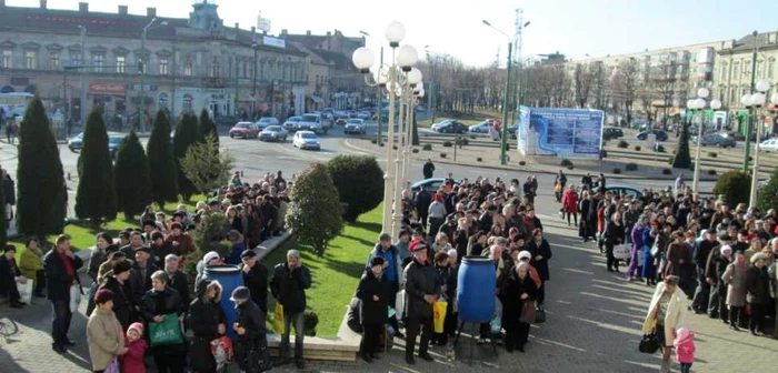 Arădenii s-au pus la rând cu câteva ore înainte se a se sfinţi apă Claudia Untaru