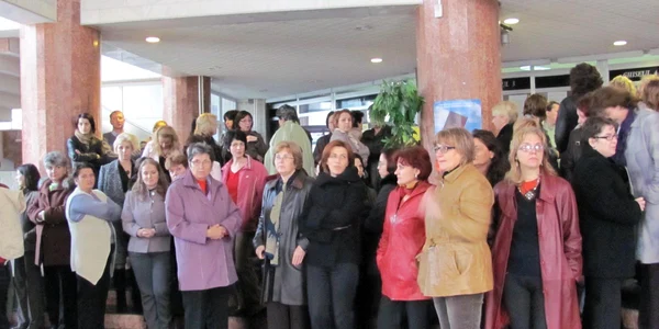 Salariații s-au adunat în holul instituției