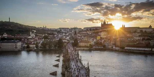 Petrecere sfârşit pandemie pe podul Carol la Praga FOTO EPA-EFE