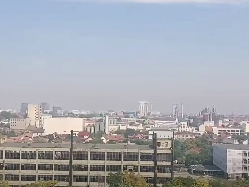 Nor de fum deasupra Timișoarei și aer greu de respirat. Ce le recomandă autoritățile locuitorilor