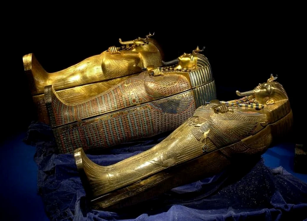 Sarcofagele din aur din mormântul lui Tutankhamon de la Muzeul Egiptean din Cairo Foto Mahmoud Rashwan