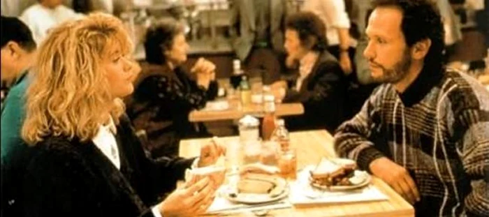 Scenă din filmul „Când Harry a cunoscut-o pe Sally“, peliculă în care actriţa Meg Ryan mimează orgasmul la restaurantul Katz's Deli din New York  FOTO www.tasteofcinema.com