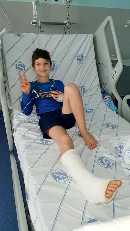 Andreas trebuie să mai stea o vreme cu atela gipsată