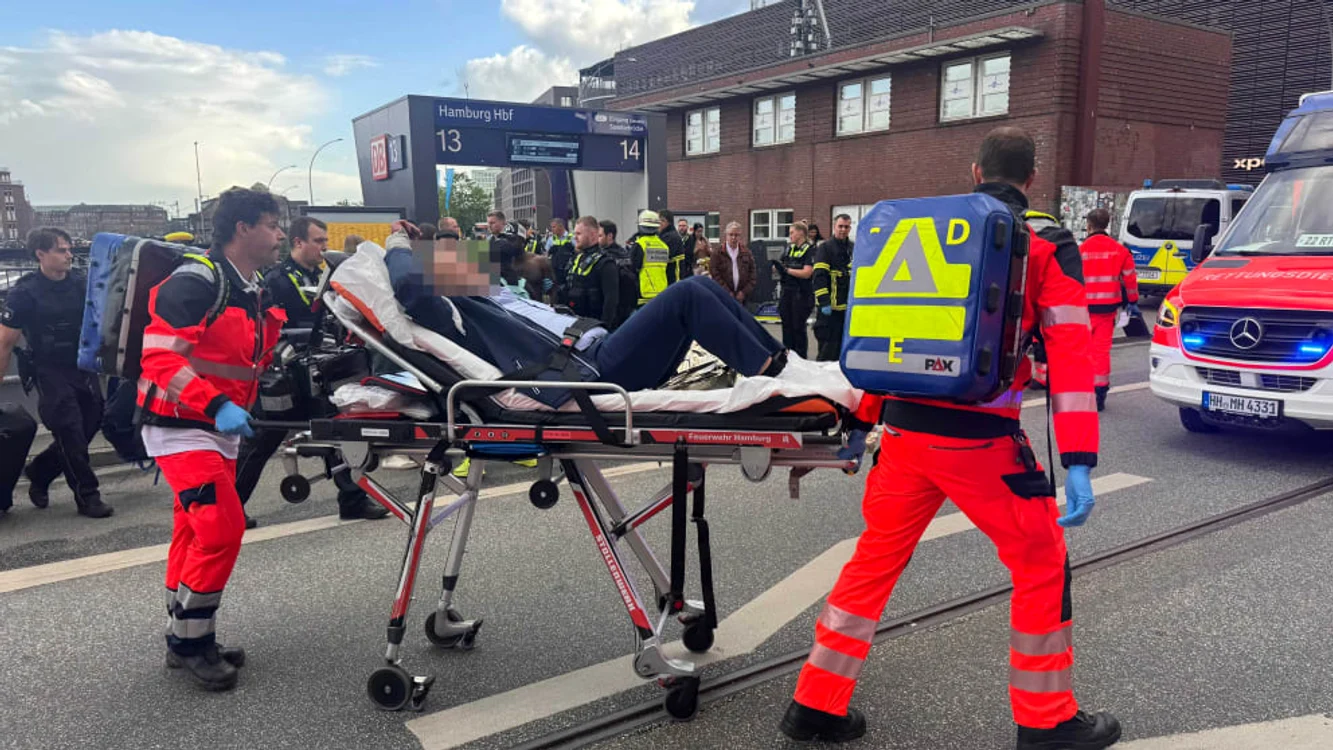 Cel puțin 13 persoane rănite în urma unui atac cu cuțitul în Gara Centrală din Hamburg FOTO: X
