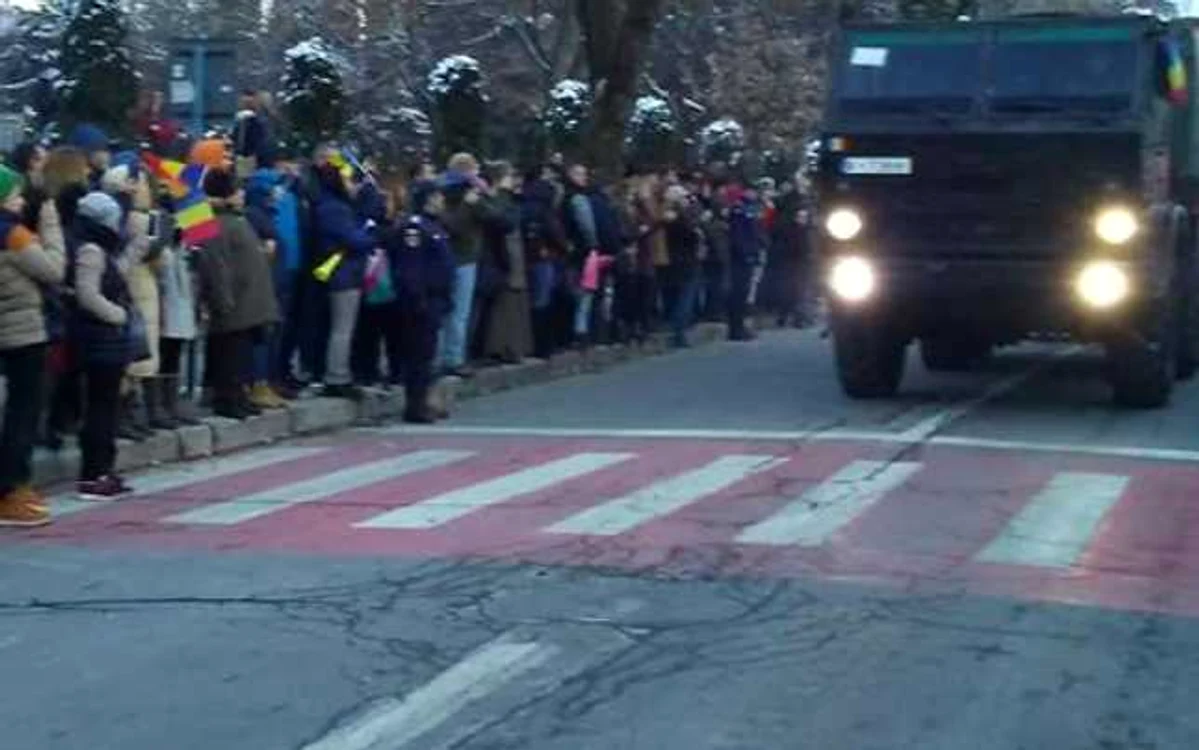 De 1 Decembrie, laa Curtea de ArgeÅ, oamenii au mers cu flori la mormintele regale, iar la Mioveni, un paraÅutist a coborÃ¢t tricolorulÂ din Ã®naltul cerului