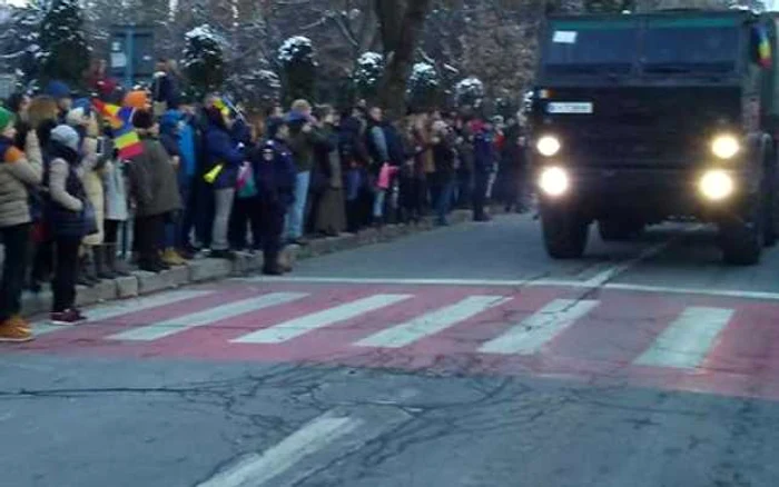 De 1 Decembrie, laa Curtea de ArgeÅ, oamenii au mers cu flori la mormintele regale, iar la Mioveni, un paraÅutist a coborât tricolorul din înaltul cerului