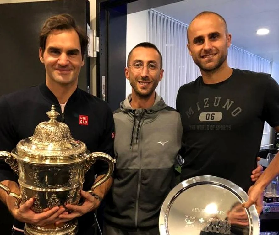Lucian Nicolescu alături de Marius Copil şi Roger Federer după finala de la Basel