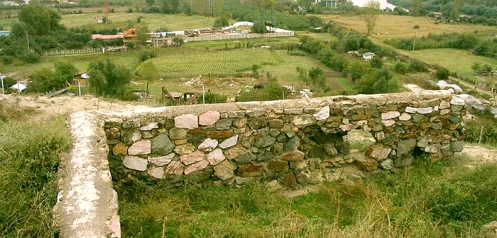 Vestigiile arheologice ale castrului daco-roman de la Barboşi. Foto: C.Crângan