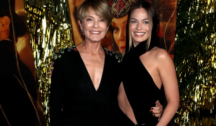 Margot Robbie, la brațul mamei sale, pe covorul roșu (Foto: Profimedia)