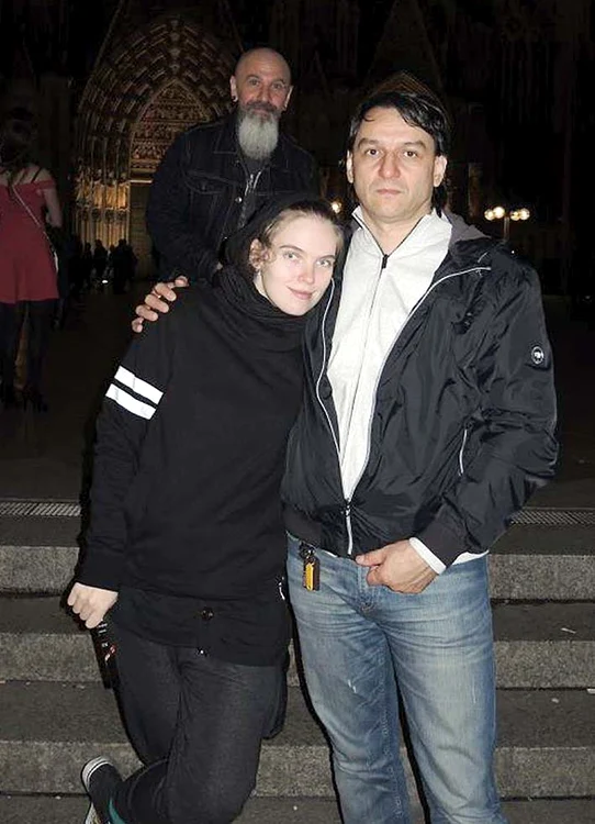 Andrei are două surori: Ana-Maria şi Andreea. Ei au de împărţit o moştenire de aproximativ  4 milioane de euro 