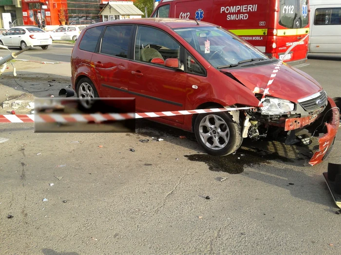 Autoturismul care a pătruns pe scuar şi a doborât semaforul. Foto: Marius Mototolea