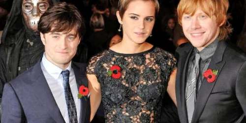 Daniel Radcliffe (stânga), Emma Watson şi Rupert Grint, la avanpremiera  filmului, în Londra 