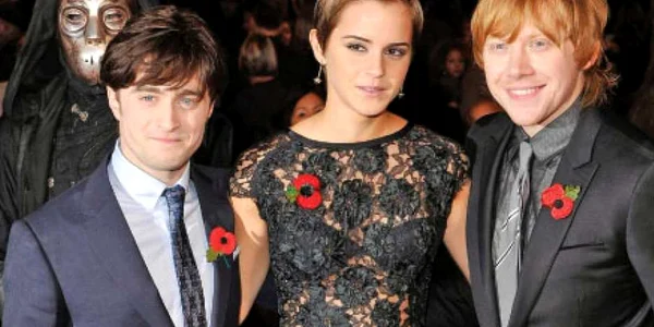 Daniel Radcliffe (stânga), Emma Watson şi Rupert Grint, la avanpremiera filmului, în Londra