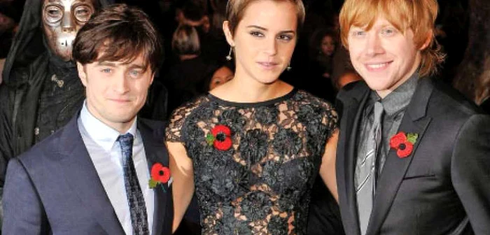 Daniel Radcliffe (stânga), Emma Watson şi Rupert Grint, la avanpremiera  filmului, în Londra 