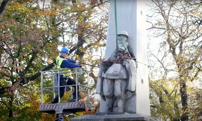 Polonia a demolat patru monumente ridicate în timpul regimului comunist (foto Captură video Euronews)