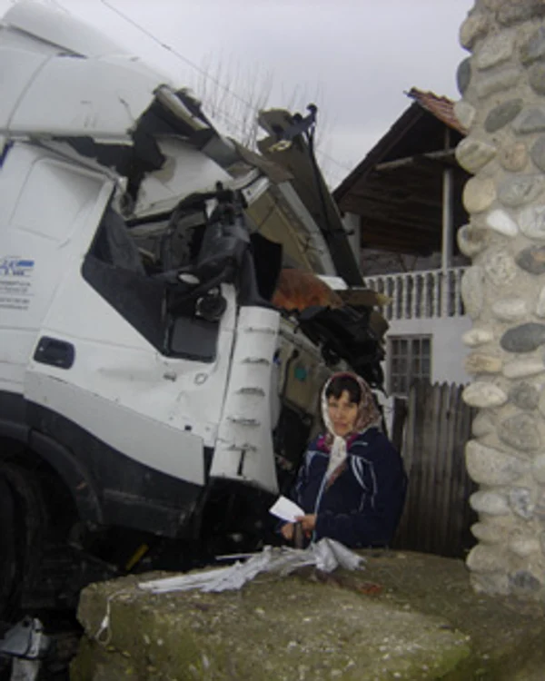 Maşina a rupt şi ţeava de gaze a casei