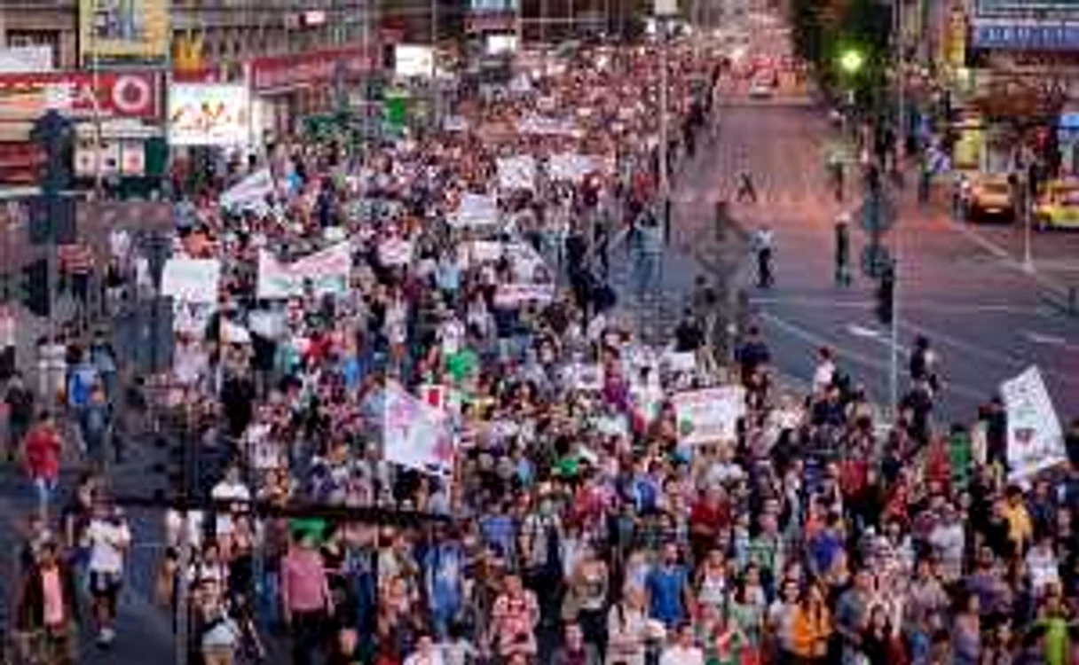 Peste 4.000 de oameni au mărşăluit până la Piaţa Victoriei şi înapoi, pe bulevard, blocând traficul FOTO Vlad Petri