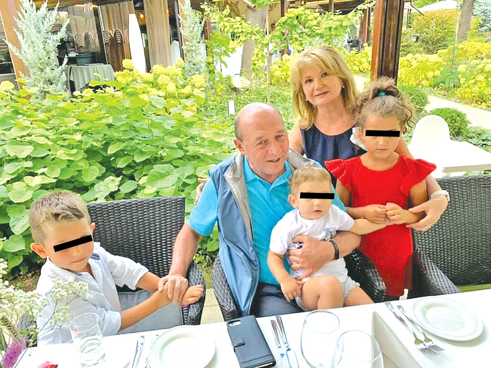 La aproape 40 de ani, EBa arată ca de liceu. Are un trup de sirenă, deşi a trecut prin experienţa a trei naşteri